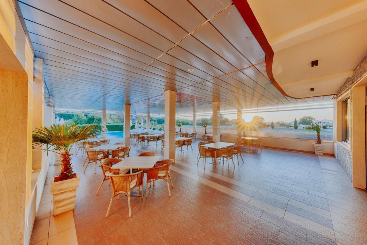 Hotel Lion Ulcinj Exterior photo