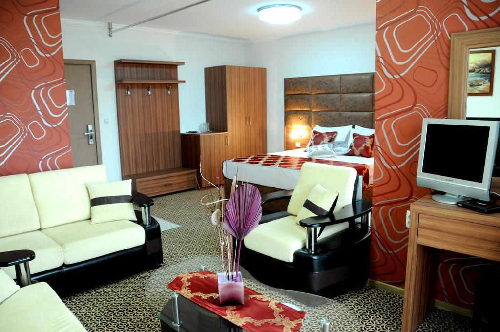 Hotel Lion Ulcinj Exterior photo