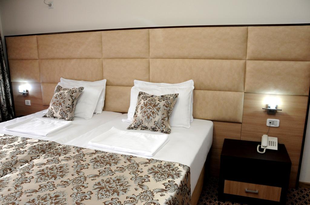 Hotel Lion Ulcinj Exterior photo